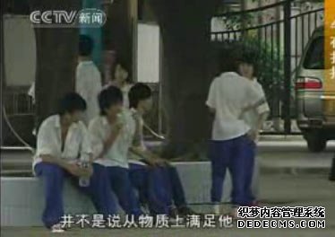 廣東中學(xué)校園暴力:一女生慘遭三女扒衣(組圖)